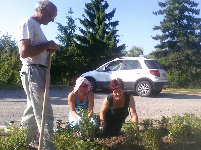 giardiniere al lavoro alla porta delle due valli