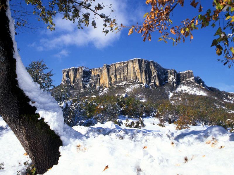 Bismantova con neve in primavera