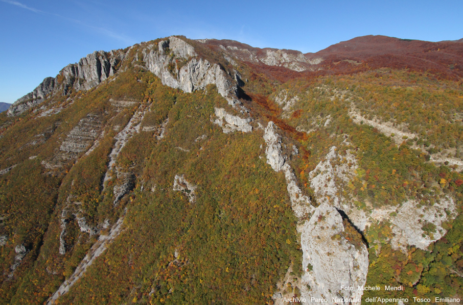 Gli spettacolari colori autunnali che avvolgono la Pania di Corfino