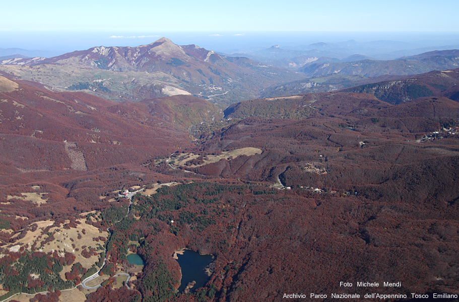 Dal Passo del Cerreto: Lago Padule e Pietra di Bismantova sullo sfondo